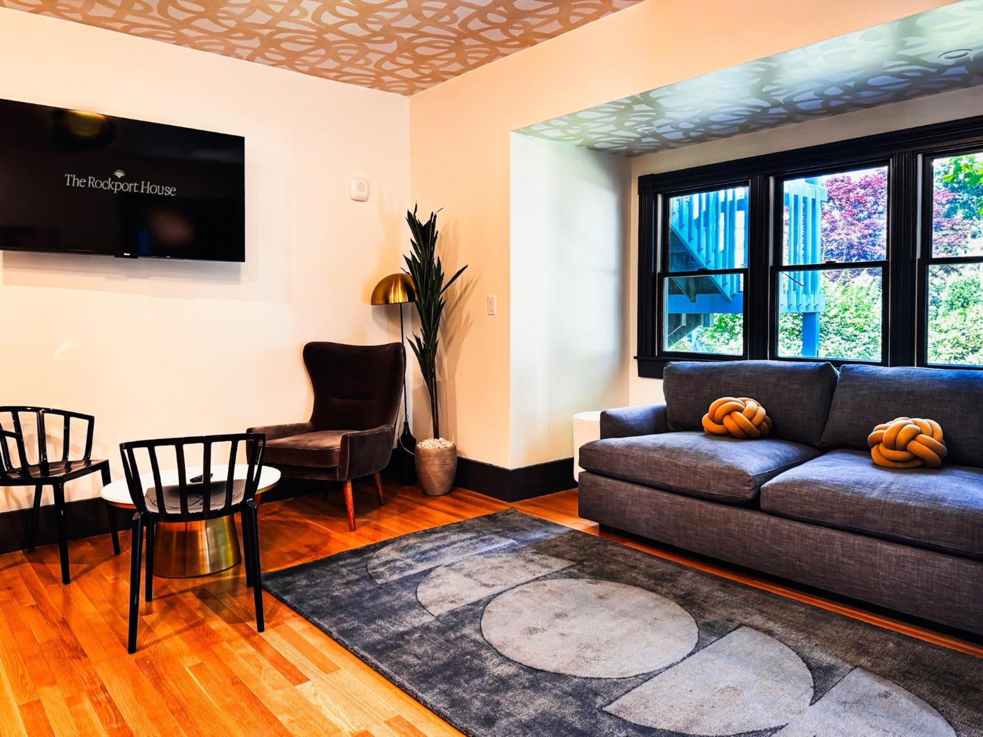 The House Hotel *
